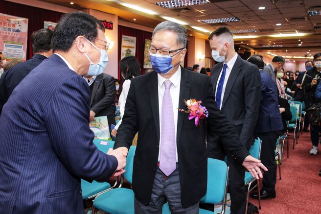 健保署6日举行新任署长交接布达典礼，在卫福部长薛瑞元（中）出席监交，新任署长石崇良（左）会后向薛握手致意。（黄世麒摄）