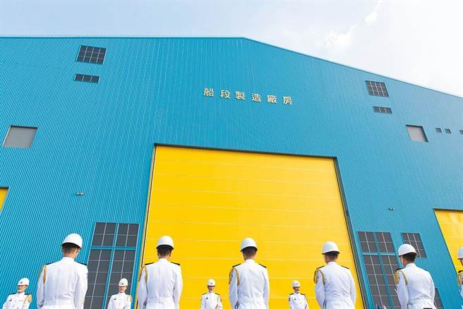 图为潜舰国造船段制造厂房。（军闻社）