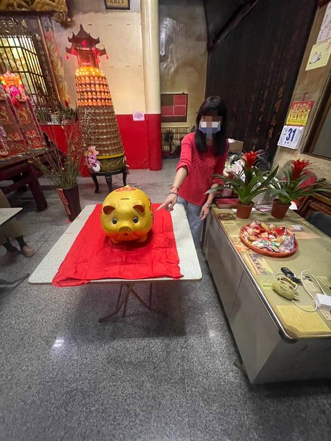 高雄郭女日前带金猪到庙宇求财运，不料遭郑男偷偷抱走，并掏空内部。（翻摄照片／崔正纲高雄传真）