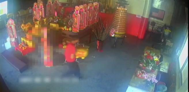 郑男偷偷抱走金猪，并掏空猪内1万元现金。（翻摄照片／崔正纲高雄传真）