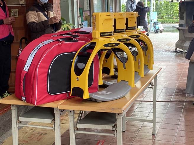 自动心臟按摩机可装置于救护车上，在送医过程中帮心跳停止患者做体外心臟按摩。（冯惠宜摄）
