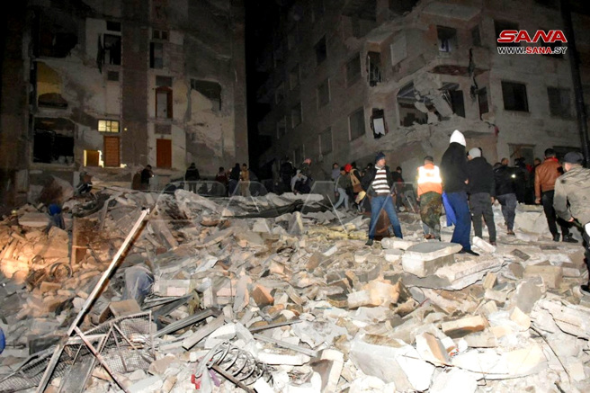 土耳其發生7.8強震，南邊鄰國敘利亞淪重災區，「大量建築倒塌」，造成數百死傷。圖為敘利亞中部哈瑪省（Hama）整棟大樓倒塌畫面。（圖／路透社）