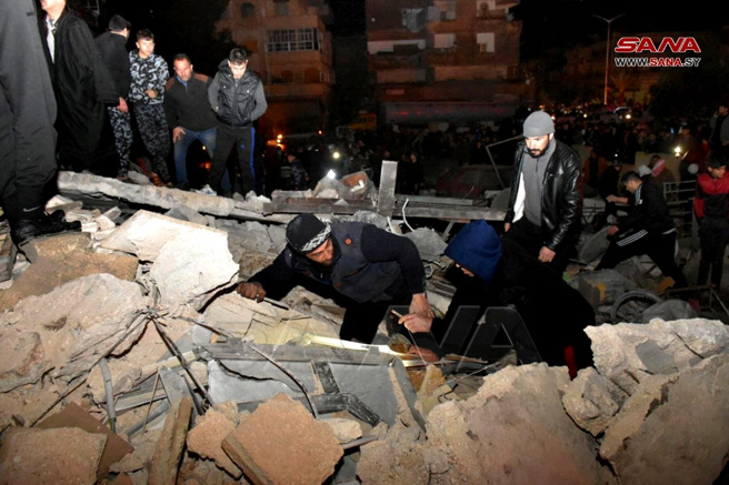土耳其發生7.8強震，南邊鄰國敘利亞淪重災區，「大量建築倒塌」，造成數百死傷。圖為敘利亞中部哈瑪省（Hama）民眾在瓦礫堆中搜救畫面。（圖／路透社）