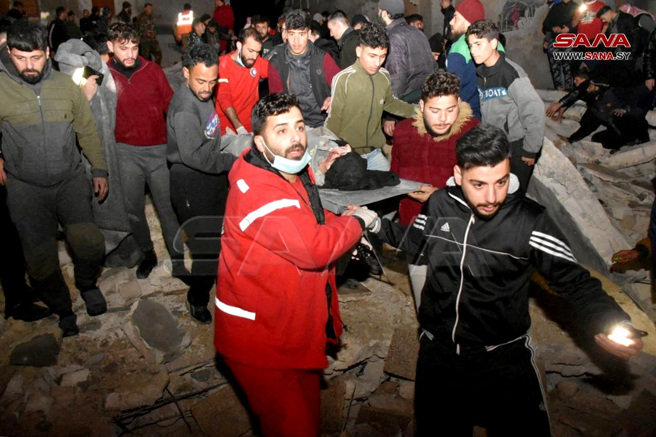土耳其發生7.8強震，南邊鄰國敘利亞淪重災區，「大量建築倒塌」，造成數百死傷。圖為敘利亞中部哈瑪省（Hama）民眾在瓦礫堆中搜救畫面。（圖／路透社）