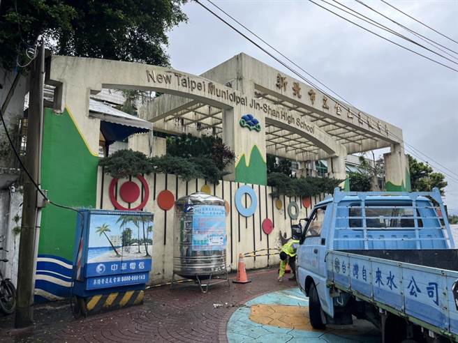 阳金公路坍方造成金山区268户停水，为降低民眾用水不便，台水公司设有5处临时供水站供民眾取水。（新北市水利局提供）