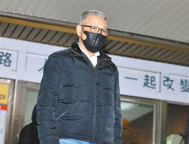 前國民黨中常委蕭景田涉及賄選案，蕭走出士林地院。（本報資料照片，姚志平攝）