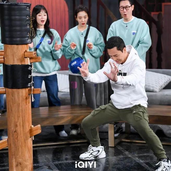 甄子丹在节目中教《Running Man》成员们咏春拳、虎拳等招式。（爱奇艺国际站提供）