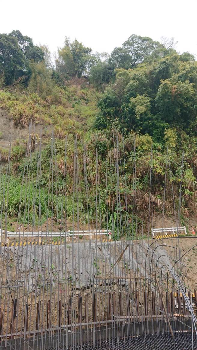 石冈区道路復建工程今天发生工安意外，一名工人被落石砸伤送医不治。(民眾提供)