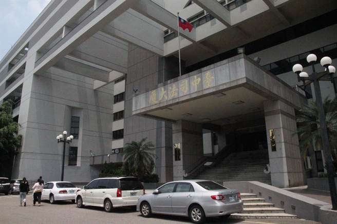 陈妻检视亡夫手机赫然出轨照，怒告小三黄女，黄抗辩，他投保写「单身」等理由获胜诉。（资料照片）