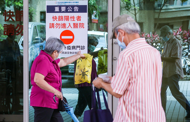王必胜透露，若加上2至3成黑数，以及4成确诊者，全台超过6成人口曾染疫。（资料照）