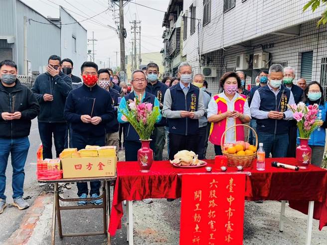 「雾峰区六股路拓宽工程」日前举办开工祈福典礼，包含雾峰区长陈宗祈、前立委顏宽恒、市议员林碧秀及地方里长皆到场共同祈福。（市议员林碧秀提供／潘虹恩台中传真）