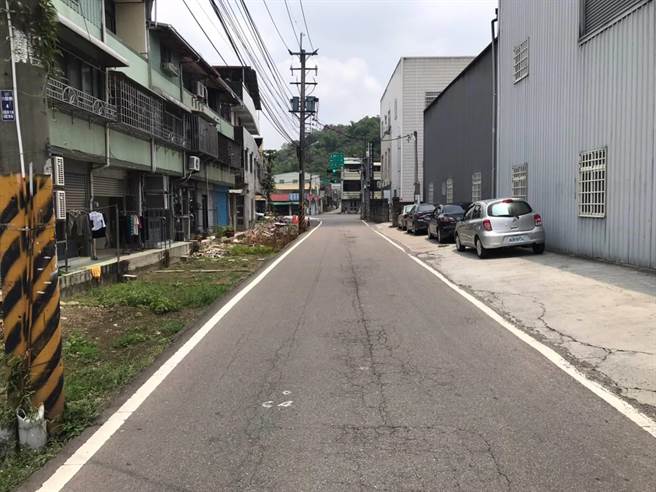 台中市雾峰区六股路是中正路（台3线）往中投公路（台63线）的主要道路之一，车流量大但路宽狭小，地方居民期待路面拓宽近40年，终在6日开工。（台中市政府提供／潘虹恩台中传真）