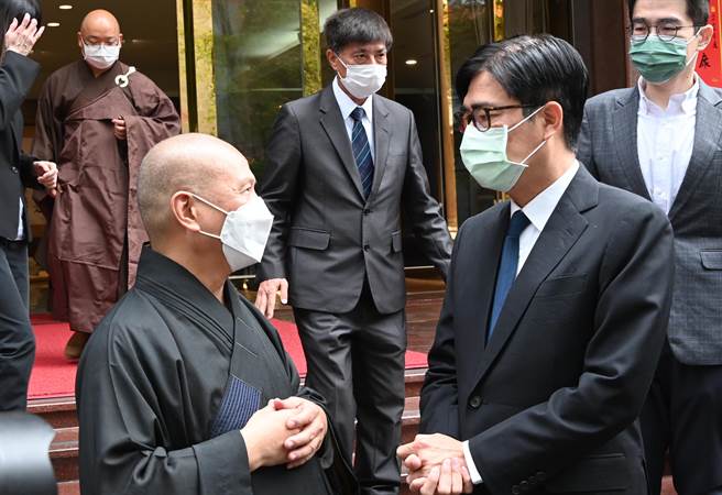 高雄市长陈其迈（右）6日上午到佛光山悼念星云大师。（林瑞益摄）
