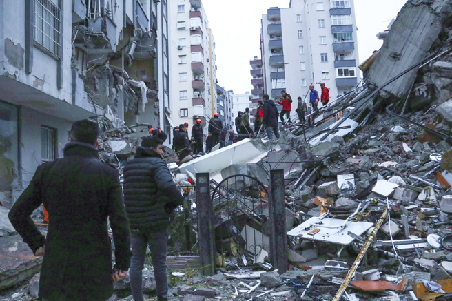 土耳其規模7.8強震至今已在當地及鄰國敘利亞釀成至少500人罹難、數千人受傷，堪稱土國100年來最強地震。圖為救難人員在土敘邊界阿達那（Adana）省搶救受困瓦礫堆下的民眾。（圖／美聯社）