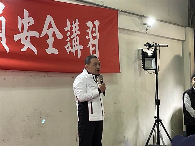 交通部力推2030年市区公车全面电动化，今年却取消原先每辆最高700万元的示范补助。新北市长侯友宜今视察台北客运行车安全训练时喊话中央，希望原本承诺的补助不要再变，赶快再按照计画做好。（蔡雯如摄）