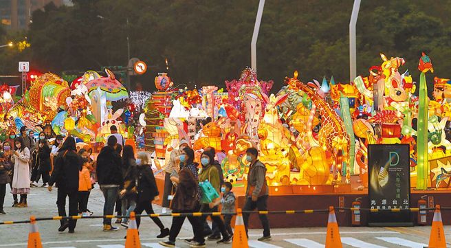 台湾灯会暌违23年重回北市举办，吸引许多民眾参观。（图／报系资料照片）