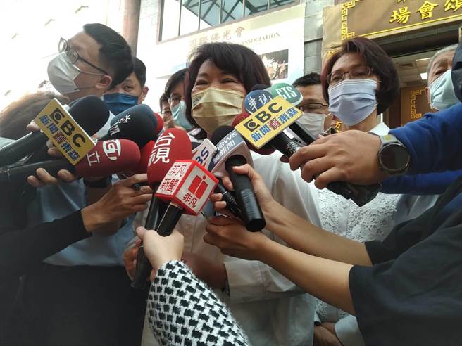 高雄佛光山开山宗长星云法师5日圆寂，嘉义市长黄敏惠6日下午特地南下佛光山吊唁星云法师。（林雅惠摄）