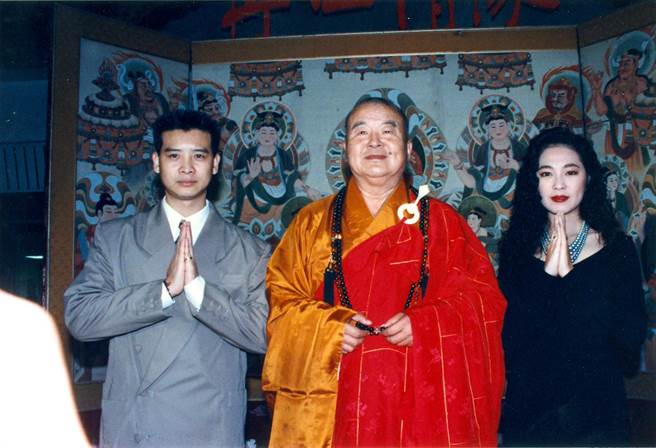 杨庆煌（左）、况明洁当年演出《再世情缘》与星云法师结缘，皈依大师门下。（中视提供）