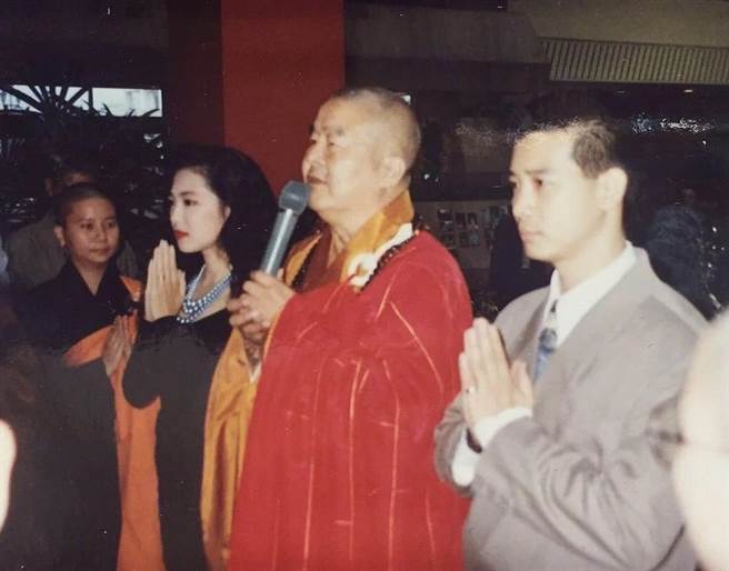 杨庆煌、况明洁当年演出《再世情缘》后一起皈依星云大师。（杨庆煌提供）