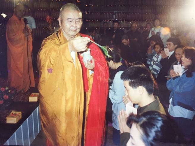 杨庆煌感念星云大师当年为他加持。（杨庆煌提供）