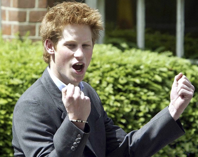 哈利在个人回忆录《备胎》（Spare）中爆料，自己的第一次发生在17岁时，图为他18岁在伊顿公学（Eton College）的资料照。（美联社）