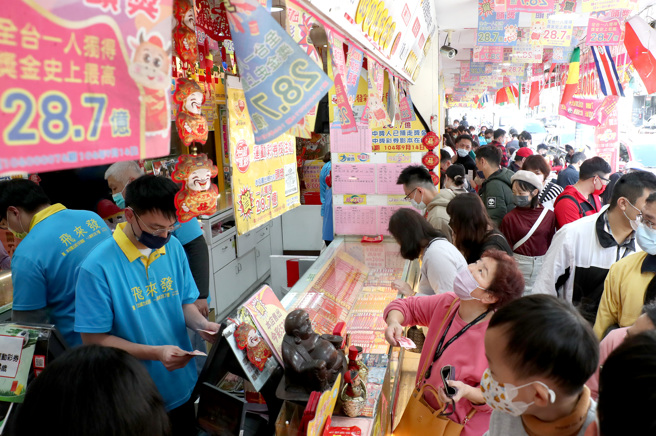 威力彩今（6日）晚间头奖上看4.6亿，黄涛分享开运时辰和方位，并特别点名生肖牛、虎、龙财运将会超级旺，可好好把握。 （郑任南摄）