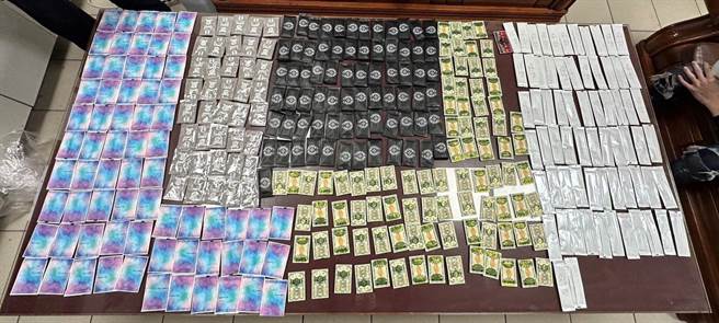 员警查获大量毒品果汁包、K他命等毒品。（翻摄照片／崔正纲高雄传真）
