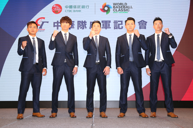 经典赛中华队总教练林岳平（中）率林子伟（左起）、王威晨、江少庆、黄子鹏4球员出席。（陈怡诚摄）