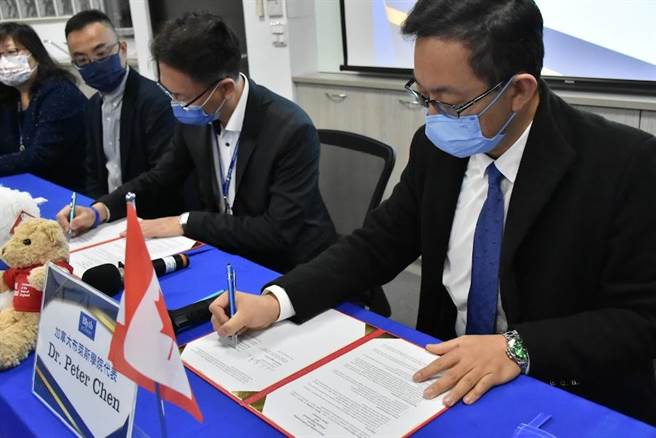 台中明道中学与加拿大安大略省私立高中布莱斯学院于6日签署合作备忘录，启动台加高中双联学制。（明道中学提供／潘虹恩台中传真）