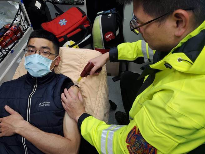 救护人员示范电动骨针的施打方式。（消防局第四大队提供）