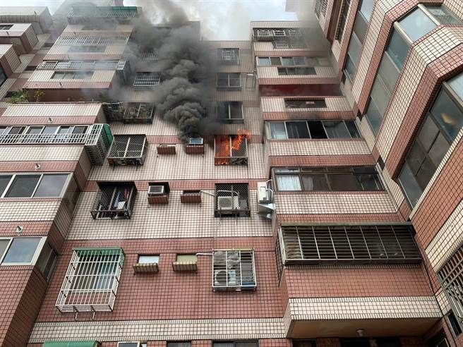 台中市大肚区游园路二段79巷某社区大楼5楼住宅6日下午传出火警，现场冒出浓浓灰烟。（台中市消防局提供／潘虹恩台中传真）