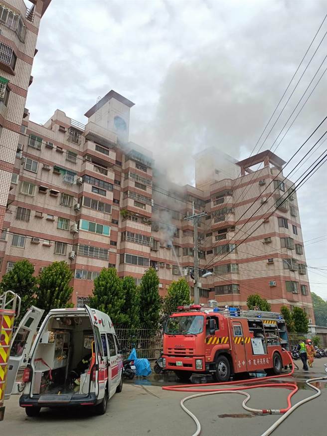台中市大肚区游园路二段79巷某社区大楼5楼住宅6日下午传出火警，现场1名年约30岁男性受困7楼，幸经消防人员救援成功脱困，并无受伤，另有3名民眾自行脱困成功，同样皆无受伤。（台中市消防局提供／潘虹恩台中传真）