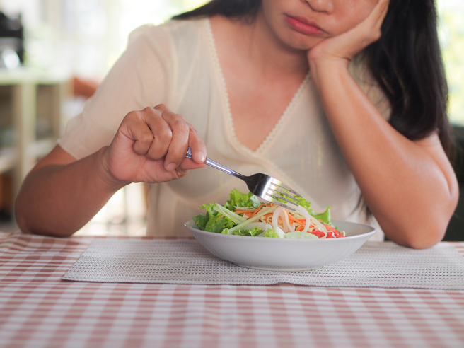 一名女网友称她的婆婆只有在小姑一家回婆家搭伙时，才会煮整桌菜，她与丈夫单独回家时，婆婆只会把上周的剩菜加热。（示意图/shutterstock）