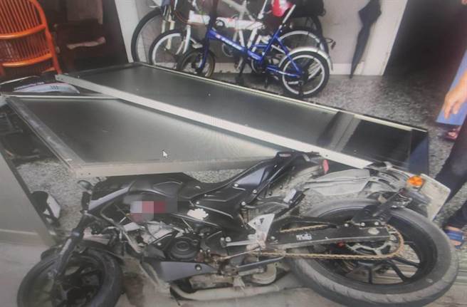 台中市烏日區6日下午14時傳出2機車相撞3人受傷事故，其中1輛機車更被撞飛至一旁民宅，幸民宅僅有門窗受損無人傷亡。（民眾提供／潘虹恩台中傳真）