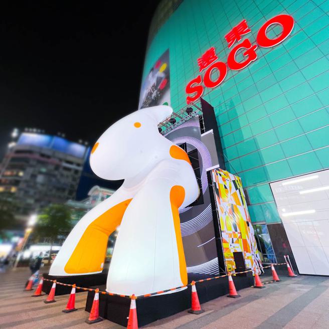 SOGO復兴馆展出近12米高的巨型作品「future shuttle 未来．穿梭．兔子洞」。（SOGO提供）