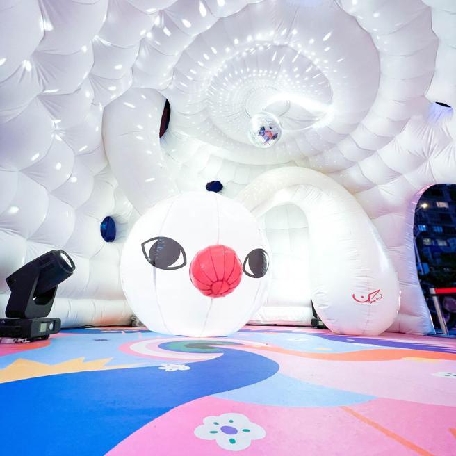 SOGO忠孝馆前方设置大型兔子造型充气装置「Hi Hide」。（SOGO提供）