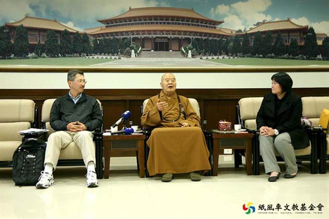 2008年星云法师得知纸风车剧团「319乡村儿童艺术工程」计划行政费用严重透支时，他个人捐赠100万元，这笔经费让不分区域的孩子，都能有机会看戏。（摘自纸风车脸书）