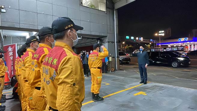 台北市长蒋万安为台北市搜救队打气。（北市府提供／杨亚璇台北传真）