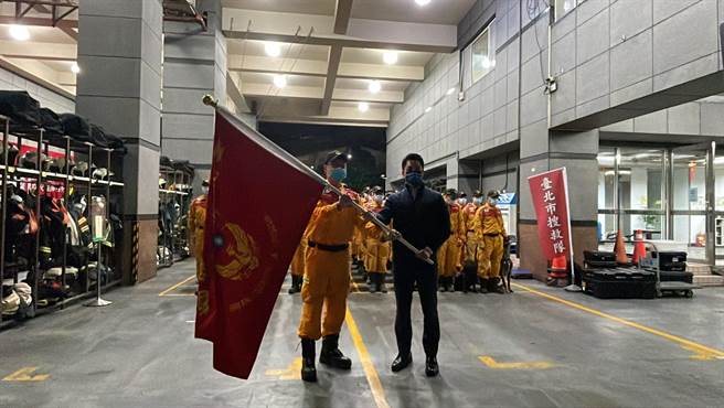 台北市长蒋万安为台北市搜救队打气。（北市府提供／杨亚璇台北传真）