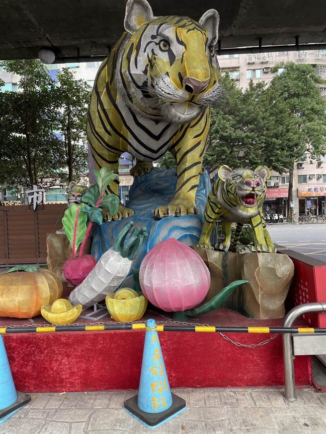板桥花市摆放的花灯仍是「虎」年花灯。（民眾江小姐提供）