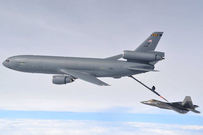 KC-10加油机为F-22加油。(图/美国空军)