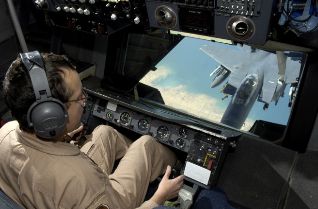 KC-10加油机的控制室，加油臂操作员以摇杆操作。(图/美国空军)