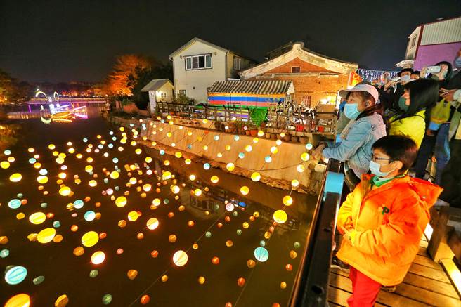 台南鹽水蜂炮活動熱鬧登場，而月津港燈節也吸引許多民眾前往，今年以「城裡的月光」為主題，共規劃4大展區，繽紛燈光讓月津港的美麗絲毫不輸國外景色。（杜宜諳攝）