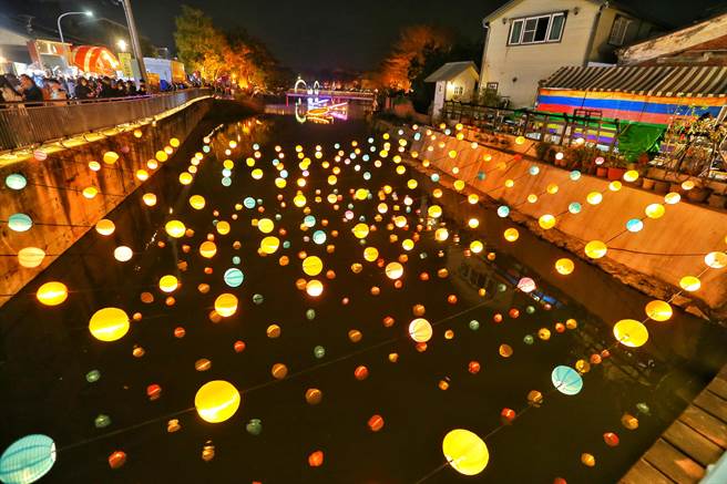 台南鹽水蜂炮活動熱鬧登場，而月津港燈節也吸引許多民眾前往，今年以「城裡的月光」為主題，共規劃4大展區，繽紛燈光讓月津港的美麗絲毫不輸國外景色。（杜宜諳攝）