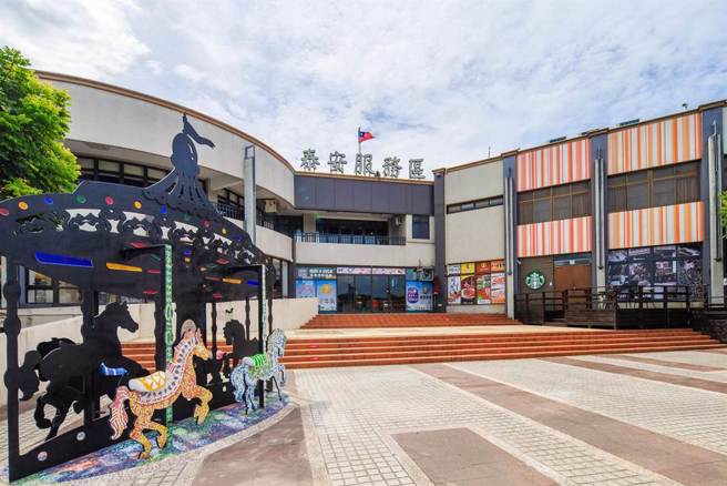 一名网友直击一辆轿车疑似违规停进国道休息站的「大客车车位」，遭一辆游览车从后方「贴紧」，照片中游览车车头紧贴轿车后车厢。（资料照）