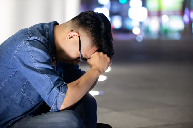 一位男網友被喝醉酒的同居男性好友要求「幫他吹」，嚇到考慮是否該搬家。（示意圖／shutterstock）