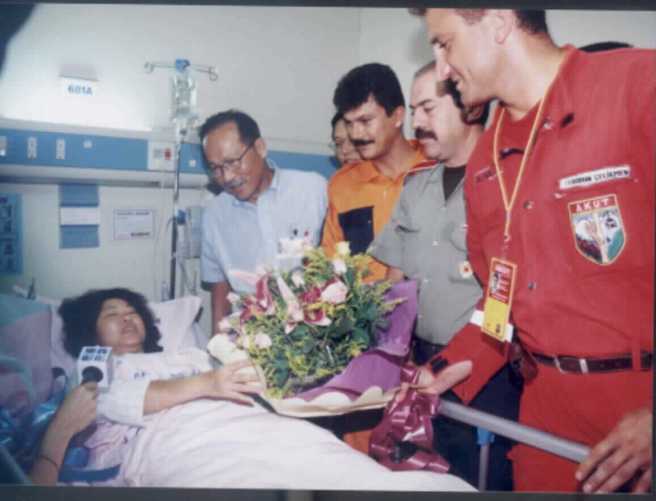 土耳其搜救队探视他们救出的受困民眾廖素英。（报系资料照）