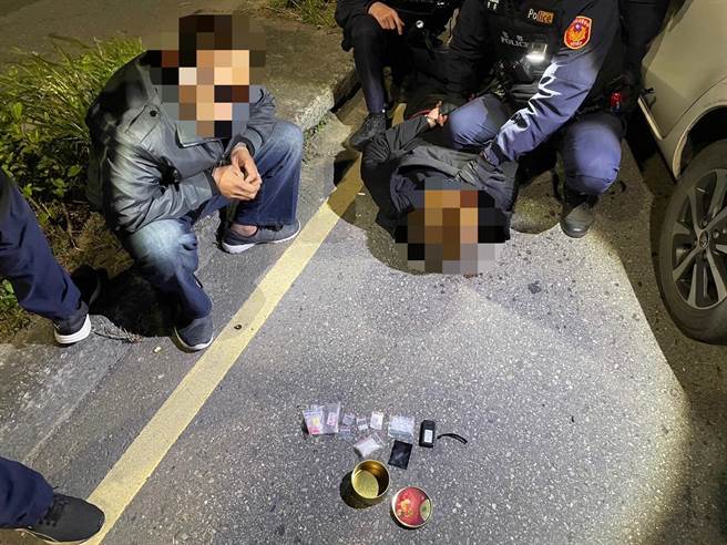 芦洲警方3日深夜在芦洲区復兴路执行临检勤务时，有员警眼尖发现临检车辆上副驾驶座坐的人竟是过去曾抓过的毒品犯，果然车内一查又找到私藏毒品。(黄敬文翻摄)