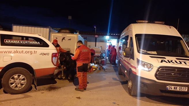 土耳其AKUT搜救協會出動到災區展開救援行動。（翻攝自AKUT Arama Kurtarma Derneği臉書）