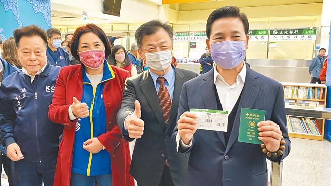 春節過後，大陸主動遞出橄欖枝，致函我方希望恢復兩岸直航及16個航點，陸委會和民航局都收到了，卻都一推二五六，不予正面回覆。圖為金門縣長陳福海（右起）、陸委會主委邱太三、立委陳玉珍。（于家麒攝）